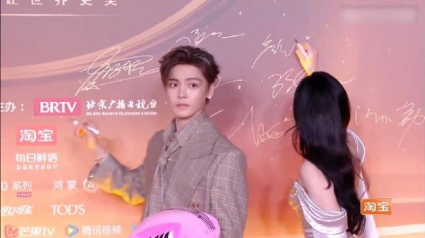 侯明昊卢昱晓参加典礼,搭手偷瞄太甜蜜,直接原地结婚丨微博之夜