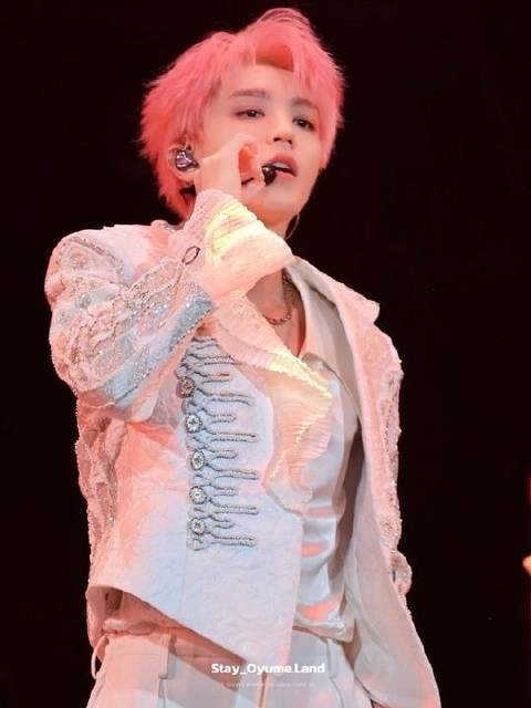 粉发造型演绎《badibadi》,燃炸全场! 王俊凯badibadi