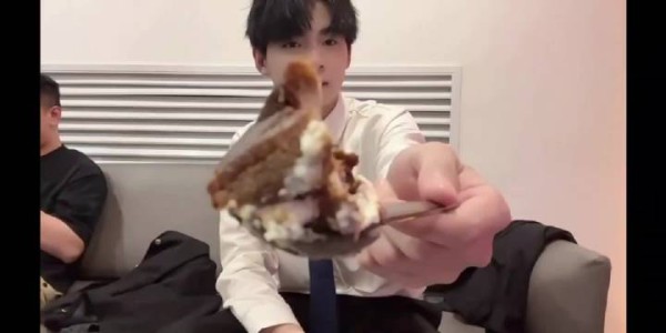 那年今日 谢谢小伞的投喂(嚼嚼嚼嚼……)