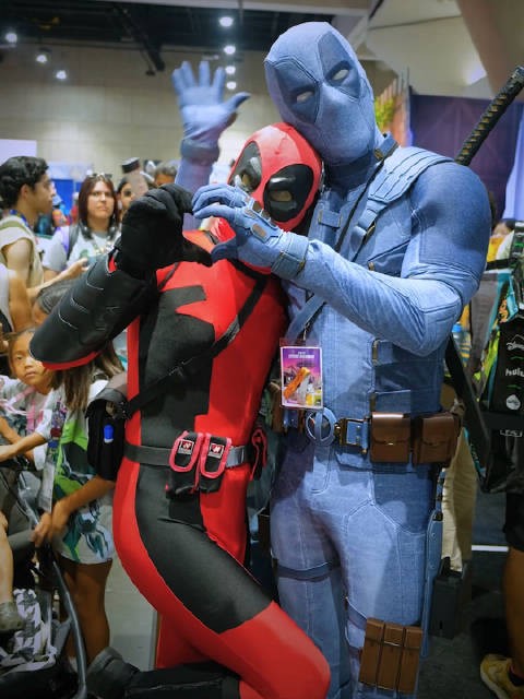 瑞安雷诺兹灰色死侍装扮亮相SDCC,闯入漫威复仇者联盟5合影