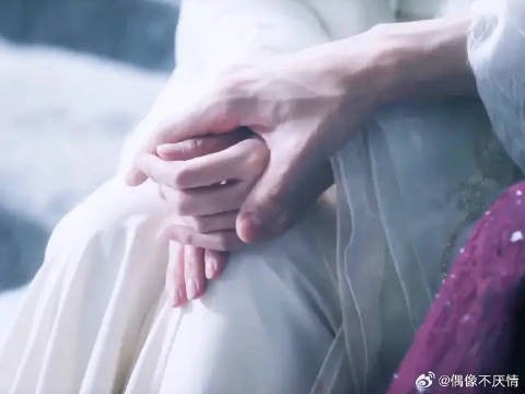 我们搞纯爱的,最大的尺度就是牵手了
