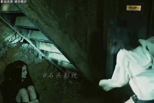 被困女孩发现窗户，秘密绘制地图策划逃生路线