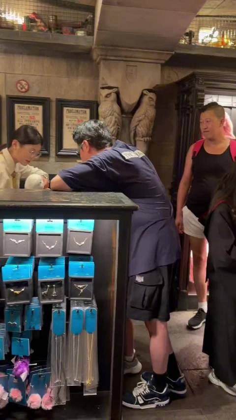 网友在环球影城偶遇了冯绍峰带儿子玩，原来想想 都已经这么大了