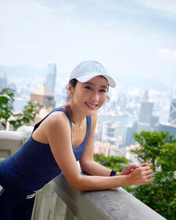 TVB前花旦晒登山照,紧身运动装大秀好身材,退圈18年状态冻龄
