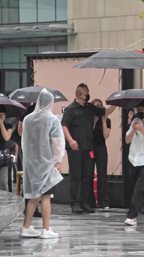 刘亦菲西装现身成都,玉兰胸针点缀气场全开