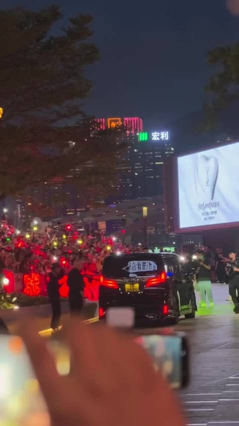 这个视频很好的看到了哥哥在盛大的爱意尖叫中绕场一周打招呼