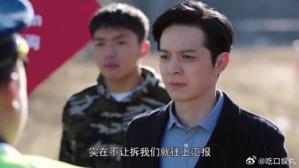 两家农家乐开张,老实小伙家的广告牌却要被拆,真惨