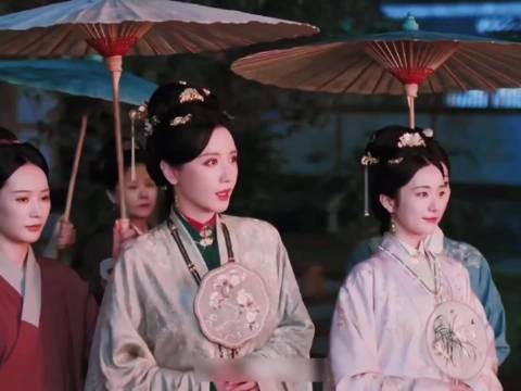丁禹兮雨夜撑伞镜头展现角色隐忍与张力