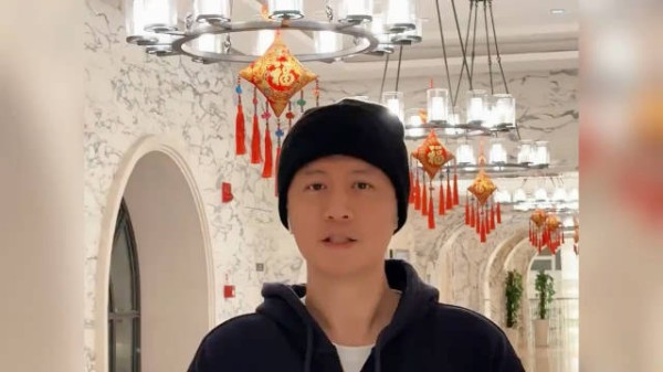 任重宣布41岁孙骁骁怀二胎,晒一家四口合照:是意外的惊喜!