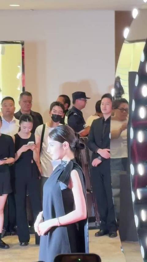 金鹤龙看迪丽热巴眼神满是欣赏,对自己化妆的肯定