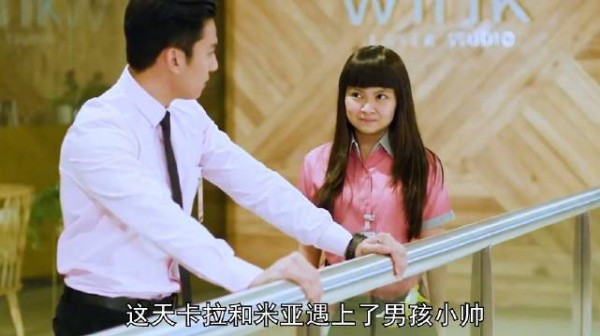 女孩头上长着两张脸,别人看到后以为他是怪物