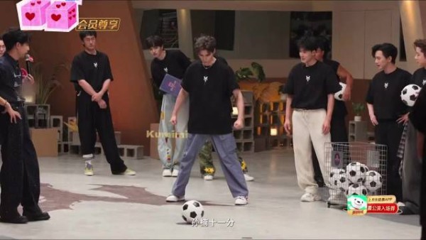 张睿阿云嘎小齐一起模仿C罗庆祝动作