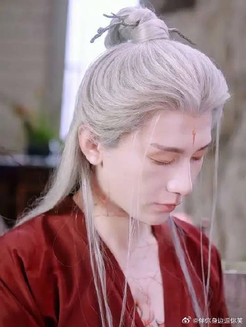 颜淡为应渊渡气意外吻到了一起,颜淡彻底明白自己的心意