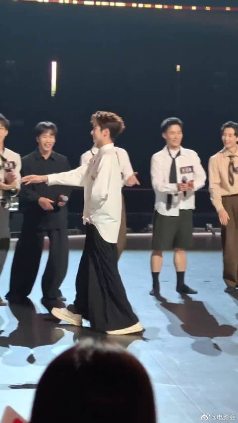 腾空那一下,我直接从沙发上坐起来,这也太超出认知了