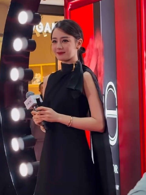迪丽热巴Dior南京德基活动,粉丝擦玻璃为拍偶像