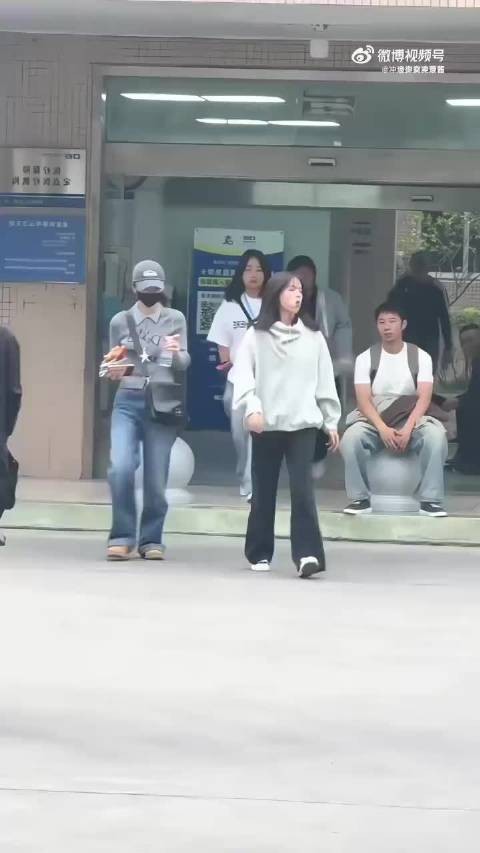 不要怀疑自己的眼睛，这就是路人视角中的杨超越
