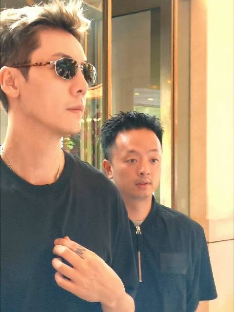 饱饱@William威廉陈伟霆 香港见 够粘吧