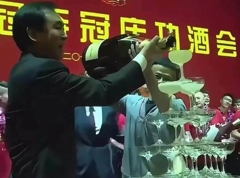 以前风光无限，现在满头白发被判无期，这是他应得的