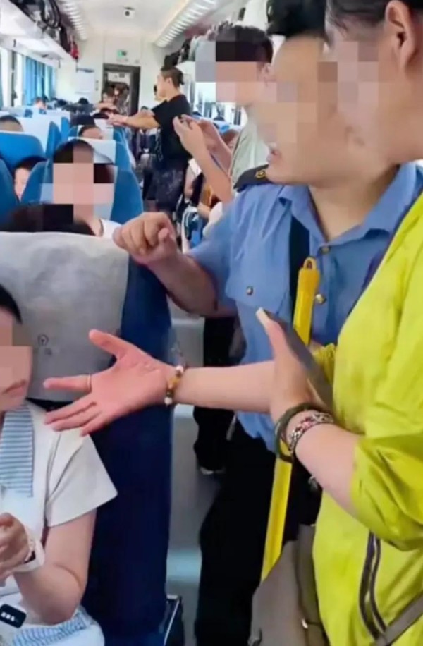 两女孩买三张火车票，一个座位专放零食，站票乘客想坐遭拒！列车员：座位是她们的，跟我说没用，12306回应→