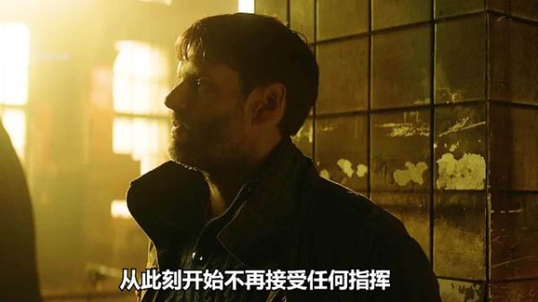儿子滚入深坑极限逃生,浑身湿透持撬棍面对父亲