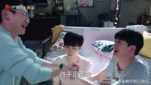 舍友第一次见周斯越发小,两人激动手握在一起,周斯越:网恋见面