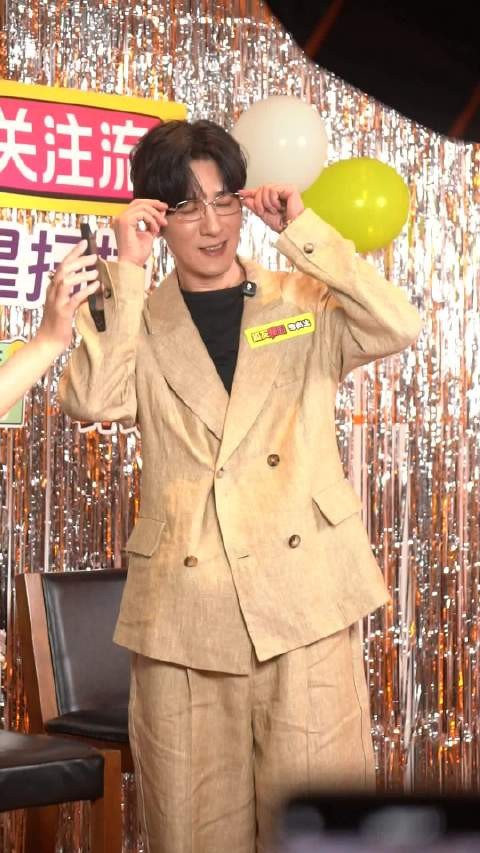 季肖冰一身氛围感造型亮相，复刻金丝眼镜名场面