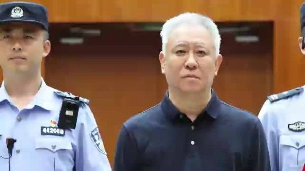 许家印还活着呢!眉毛白了,肚子也鼓起来了,监狱伙食没那么差?