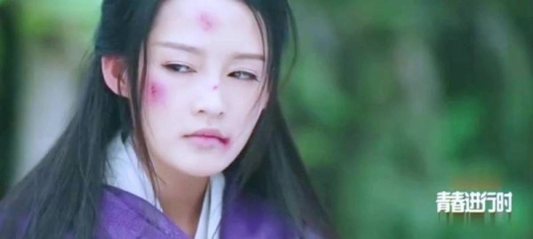 楚乔高烧不退,淳儿即使恨她,还是帮她退了烧,照顾她