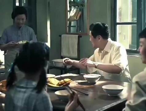 有钱打扮却没钱让孩子们吃饱饭