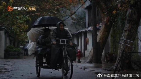 丈夫出差不在家，黄玲跟俩孩子搬家，邻居心疼帮忙
