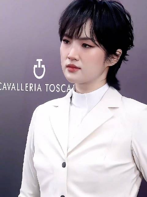 英姿飒爽的华为二公主姚安娜,贵气藏不住