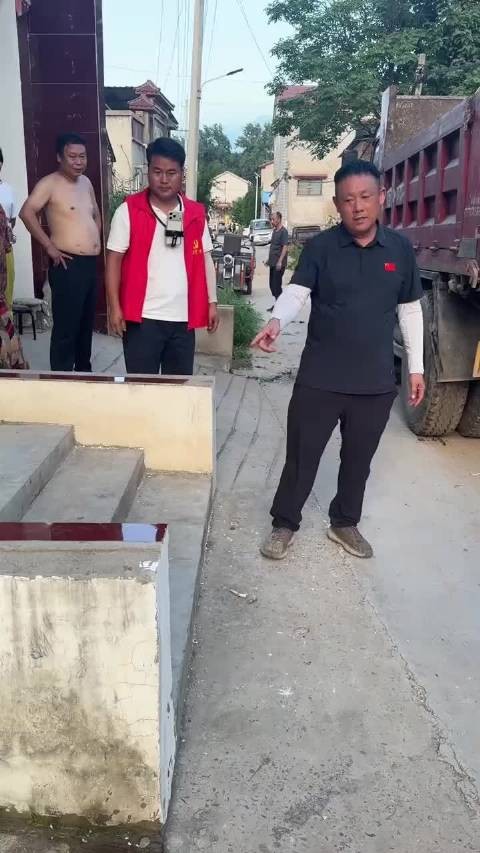 为了把路扩宽，这个村干部是真不怕得罪人，佩服佩服