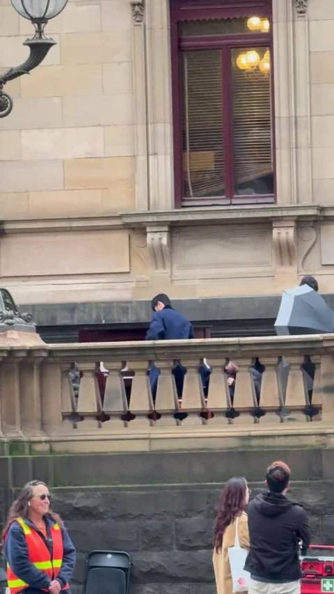 周杰伦墨尔本街头被偶遇，风衣造型帅气十足