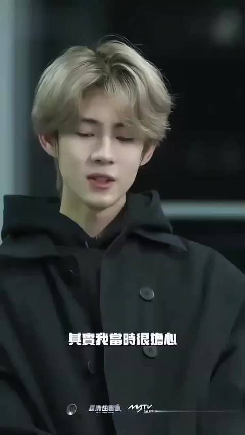 混血王子奥利一头金发好时尚帅气,长了一张天生大明星相