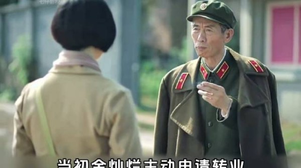 想娶战斗女英雄有多难？先过师长这关，再陪师长喝趴下