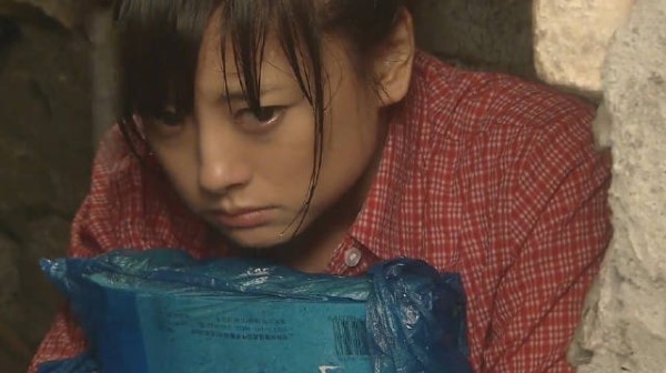 他在回家的路上捡到了一个没人要的姑娘，她狼狈不堪，好像受到了惊吓