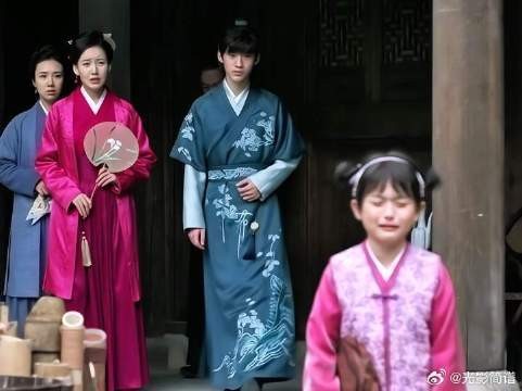 我可以跟在你身后 像影子追着光梦游