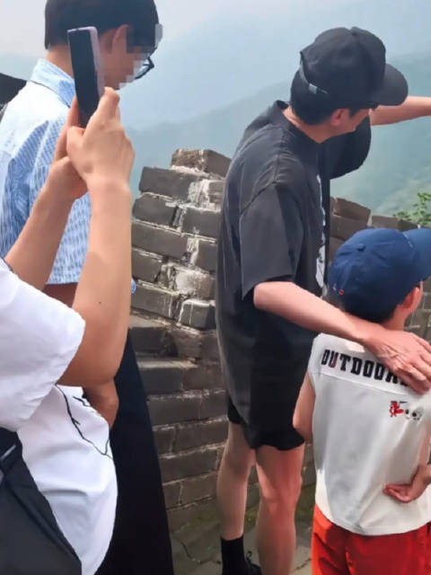 47岁冯绍峰带儿子爬长城