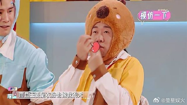 杨迪太逗了!把水豚帽子一带像极了真水豚,连衣服都很搭丨星期六