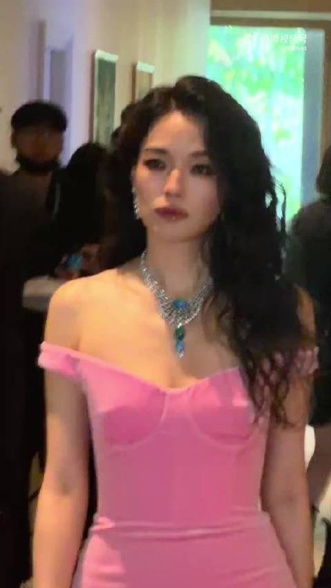 舒淇千禧风高珠女王,玫粉裙配高珠复刻复古