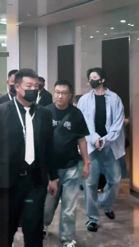 这么近距离看到他 你会怎么样？
