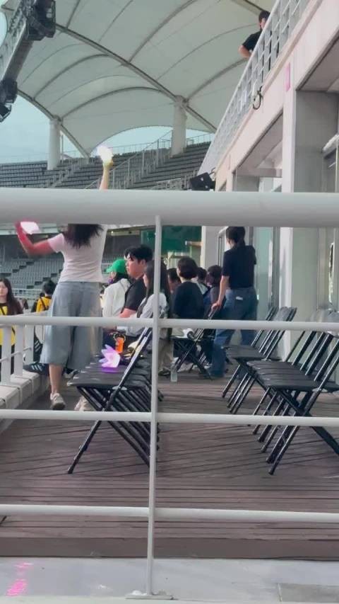 权志龙父母去了big bang演唱会,好羡慕现场的每一位