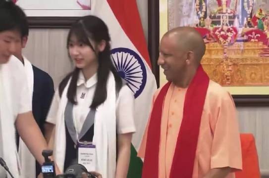 日本学生搭肩拍肩印度北方邦首席部长合影