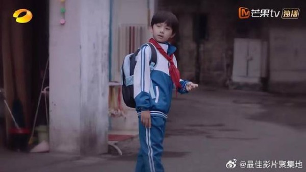 尖尖和凌霄互磕认兄妹 家长笑疯了,好像夫妻对拜