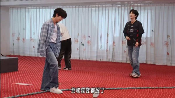投: 马嘉祺贺峻霖菜鸟驿站拔河battle 哈哈哈哈 笑鼠 把鞋都脱了!