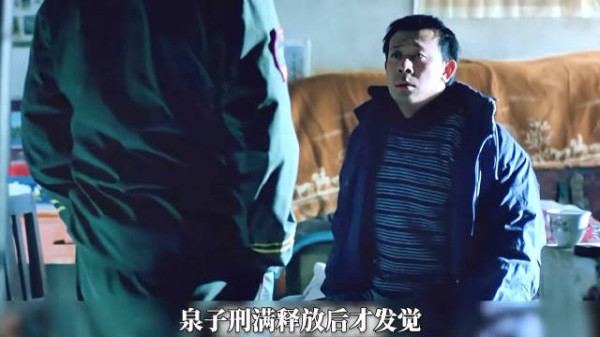 刑满释放重回市井,主角试图靠摆摊谋生,独自蜗居在狭小房间…