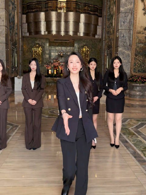 中间这个真的好干练,我喜欢的女生,不做作,大方,有气质
