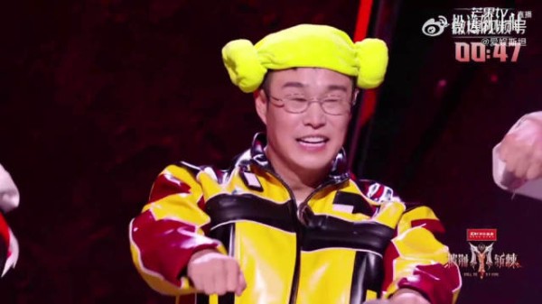小沈阳披荆斩棘舞台滑倒,零停顿接续表演