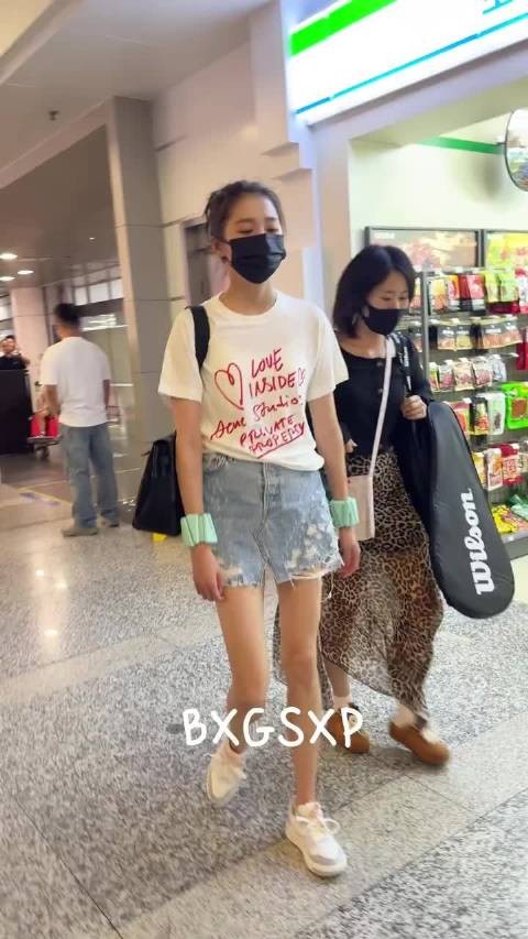 关晓彤走机场戴负重手环,展现自律日常