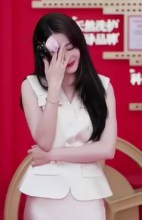 迪丽热巴点蜡烛,深情眼点燃粉丝心